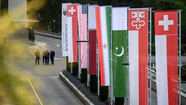 نکات مهم و توافقات انجام شده در دور اول مذاکرات ایران و آمریکا در سوئیس/ آمریکا اسناد رفع تحریم های نفتی، پتروشیمی و مشتقات را به مدت ۶۰ روز صادر کرد
