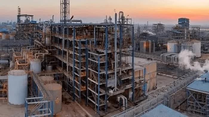 یکی از واحدهای پتروشیمی کارون دچار آتش‌سوزی شد + جزئیات