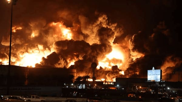 آخرین وضعیت تاسیسات آرامکو پس از حمله یمن/ ستون‌های عظیم دود سیاه همچنان به آسمان می‌رود