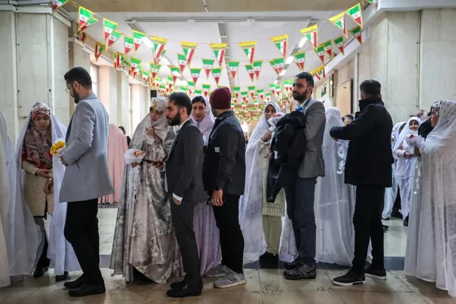 صف میلیونی وام ازدواج و فرزندآوری پشت در بانک‌ها/ گره کار کجاست؟