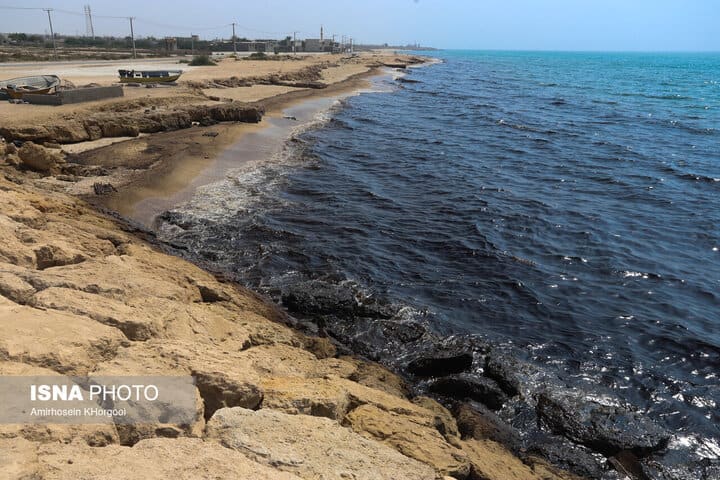 جزئیاتی از آلودگی سواحل جنوبی ایران/ لکههای نفتی تا جزیره هنگام پیش رفتهاند