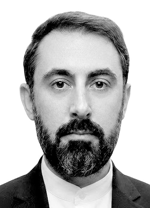 عقب‌نشینی یا واقع‌گرایی؟