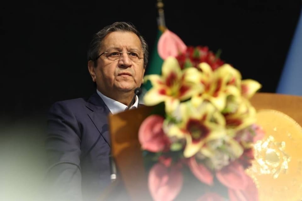 همتی: شرایط سخت شده اما فروپاشی هرگز اتفاق نیفتاده و نمیافتد/ ادعاها فقط جنگ روانی است