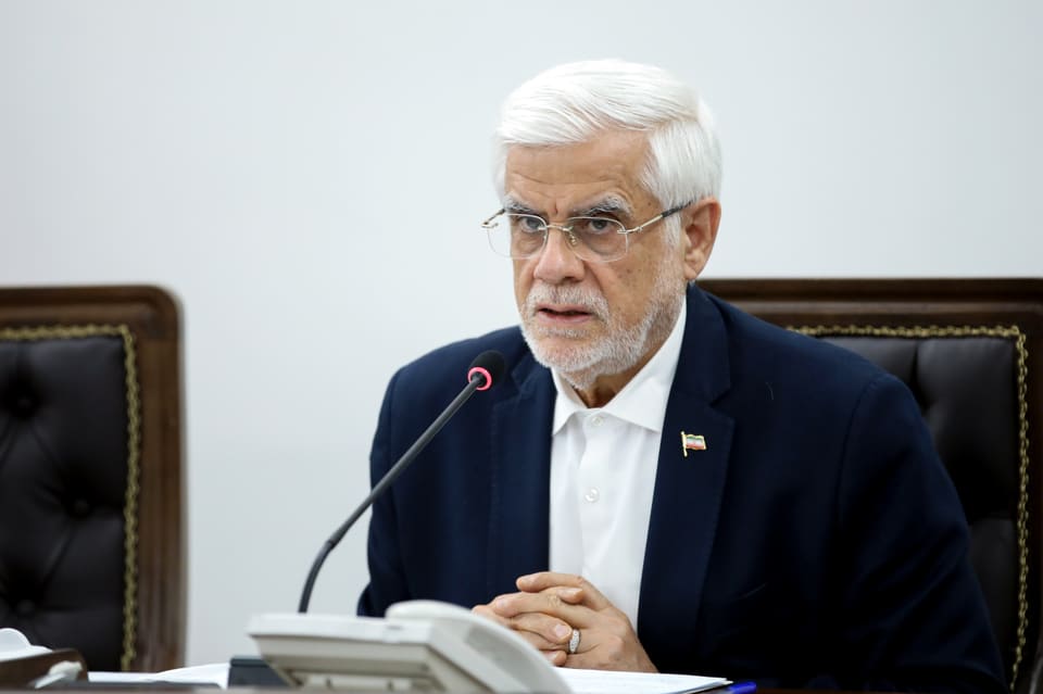 عارف: با تورم ۴۰ درصدی و رشد ۲۰ درصدی حقوق نمی‌شود زندگی کرد/از مردم عذرخواهی می‌کنیم/با تورم ۷۰ درصدی چه باید کرد؟