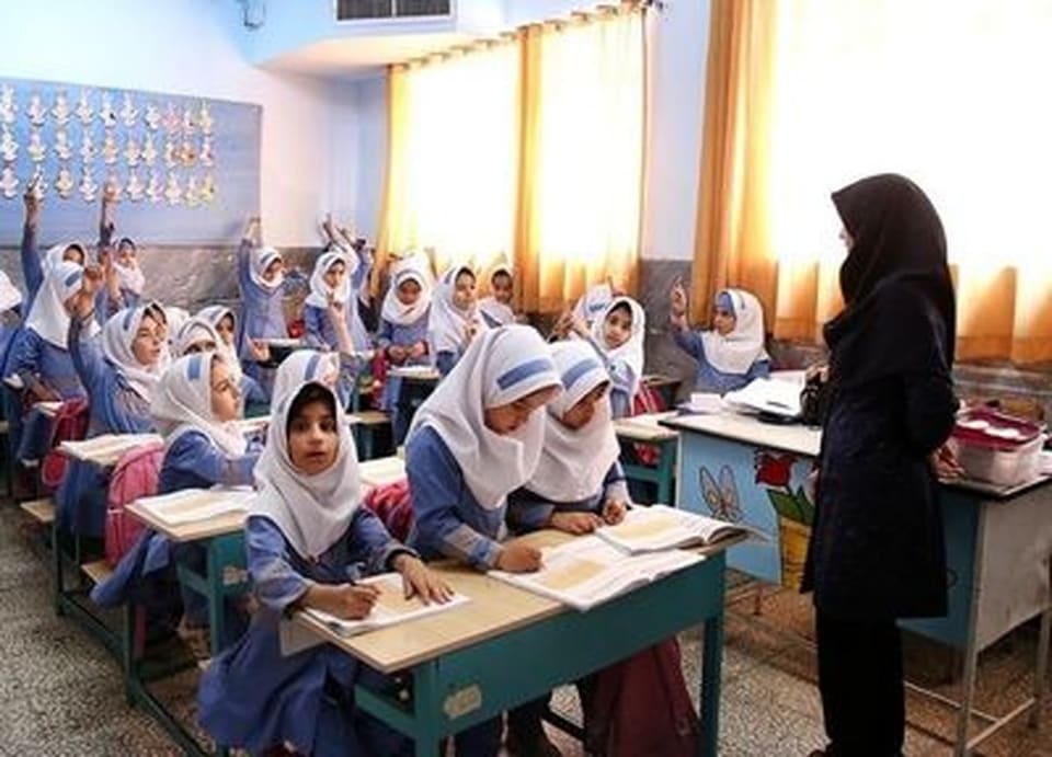 معلمان زیر فشار اقتصادی/ حقوق ۲۵ میلیونی معلمان در برابر هزینه ۷۵ میلیونی زندگی!