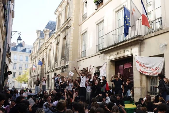 فرانسه در تنگنای بازار و خیابان