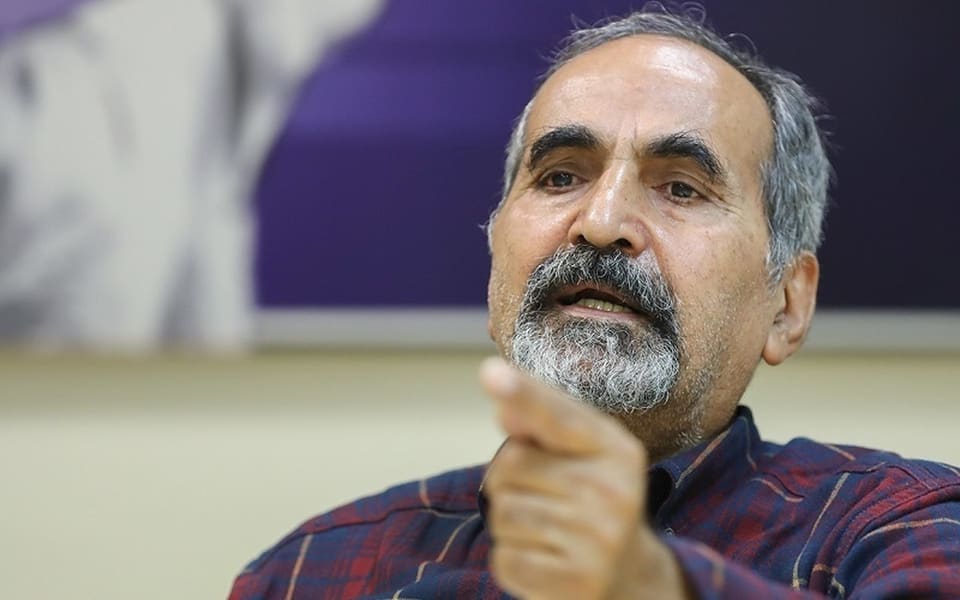 آزاد ارمکی: جامعه ایرانی ترس و وحشت از سایه جنگ را پشت سر گذاشته/ یک «آشتی پنهان» میان جامعه و حکومت پدید آمده/ بخشهای نظامی و امنیتی باید اختیارات لازم را به سیاسیون واگذار کنند