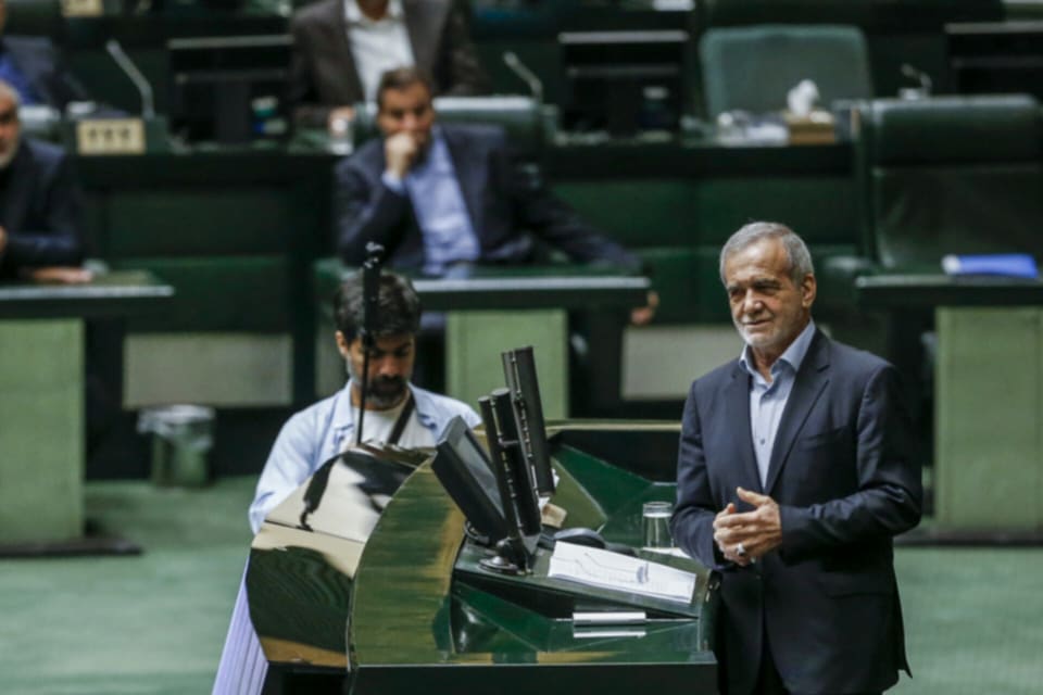 درخواست رئیس جمهور از مجلس برای رأی قاطع به وزیر پیشنهادی دفاع/ پزشکیان: در برابر زیادهخواهی کوتاه نمیآییم